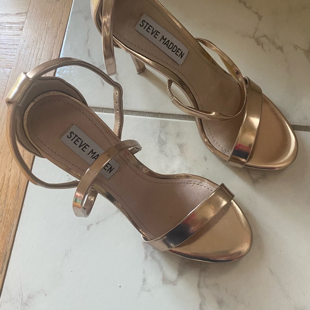 Beautiful rose gold Steve Madden heels!